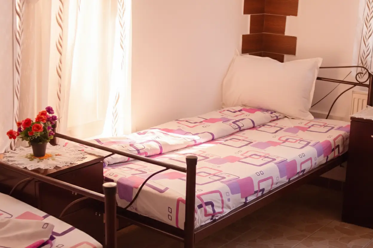 Camere luminoase, dotate cu mobilier modern adaptat nevoilor seniorilor.
